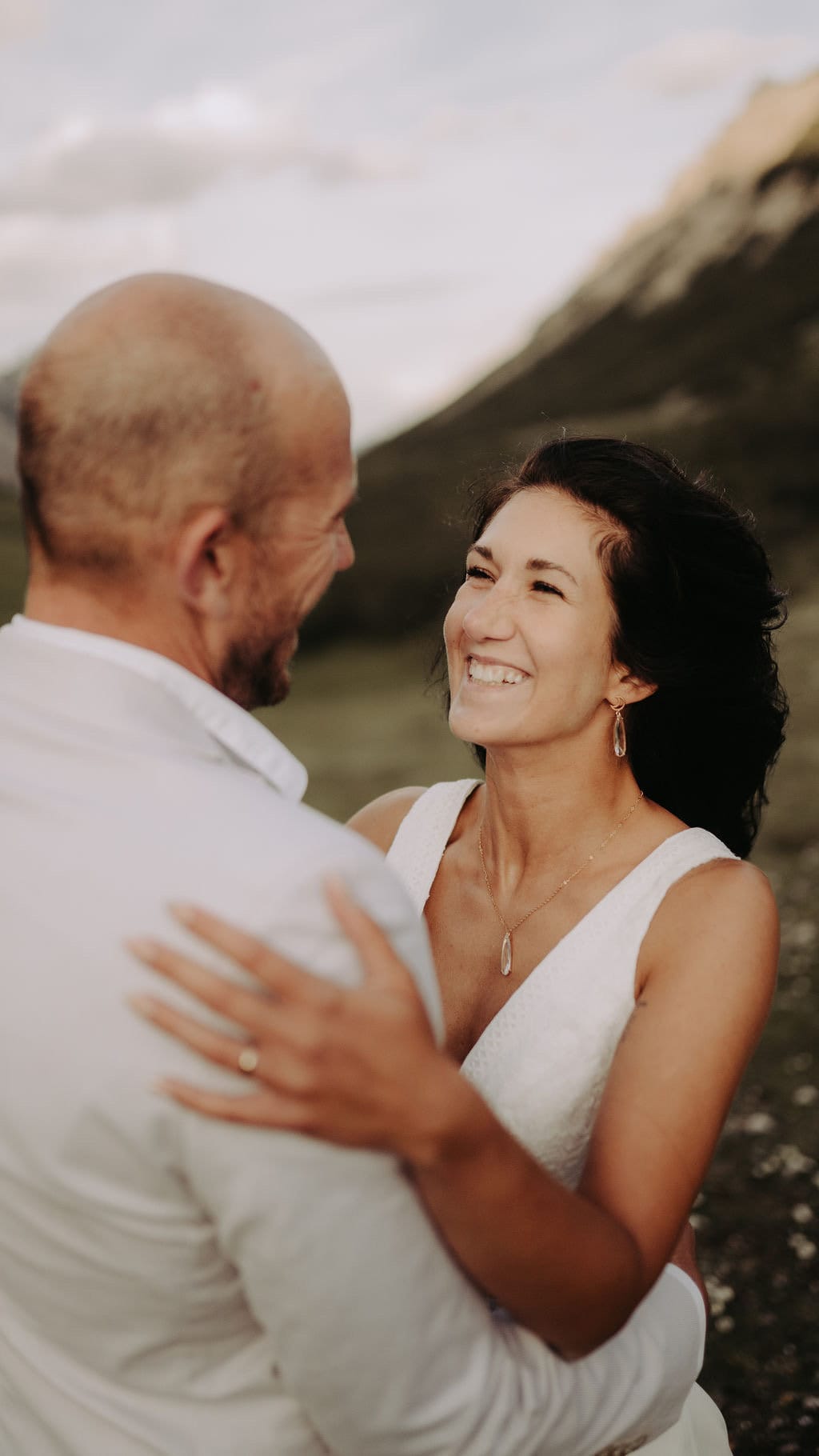 Boho Mond Ohrstecker – Handgefertigte Edelstahl Ohrringe mit Glastropfen Anhänger | Eleganter Schmuck im Boho Stil