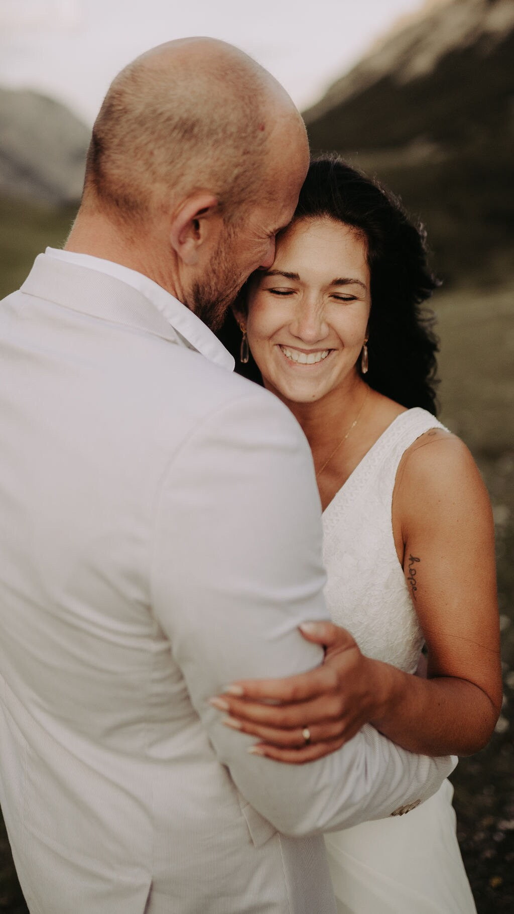 Boho Mond Ohrstecker – Handgefertigte Edelstahl Ohrringe mit Glastropfen Anhänger | Eleganter Schmuck im Boho Stil