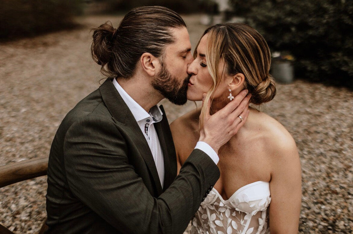 Braut Schmuckset Gold mit Glitzer – Handgefertigtes Schmuckset aus Edelstahl mit Zirkoniablüten | Eleganter Brautschmuck für Hochzeit & Feste