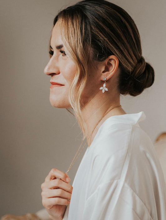 Braut Schmuckset mit funkelnden Zirkonia – Ohrringe & Kette in Gold | Hochzeitsschmuck aus Edelstahl | Geschenkidee zur Hochzeit & Weihnachten