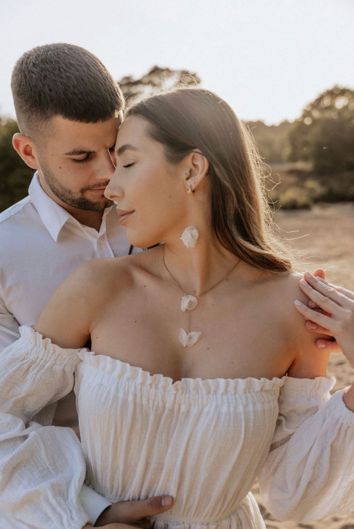 Brautkette mit Seidenblüten Y Lariat – Handgefertigte goldene Kette in Y-Form | Edelstahl Schmuck für die moderne Braut