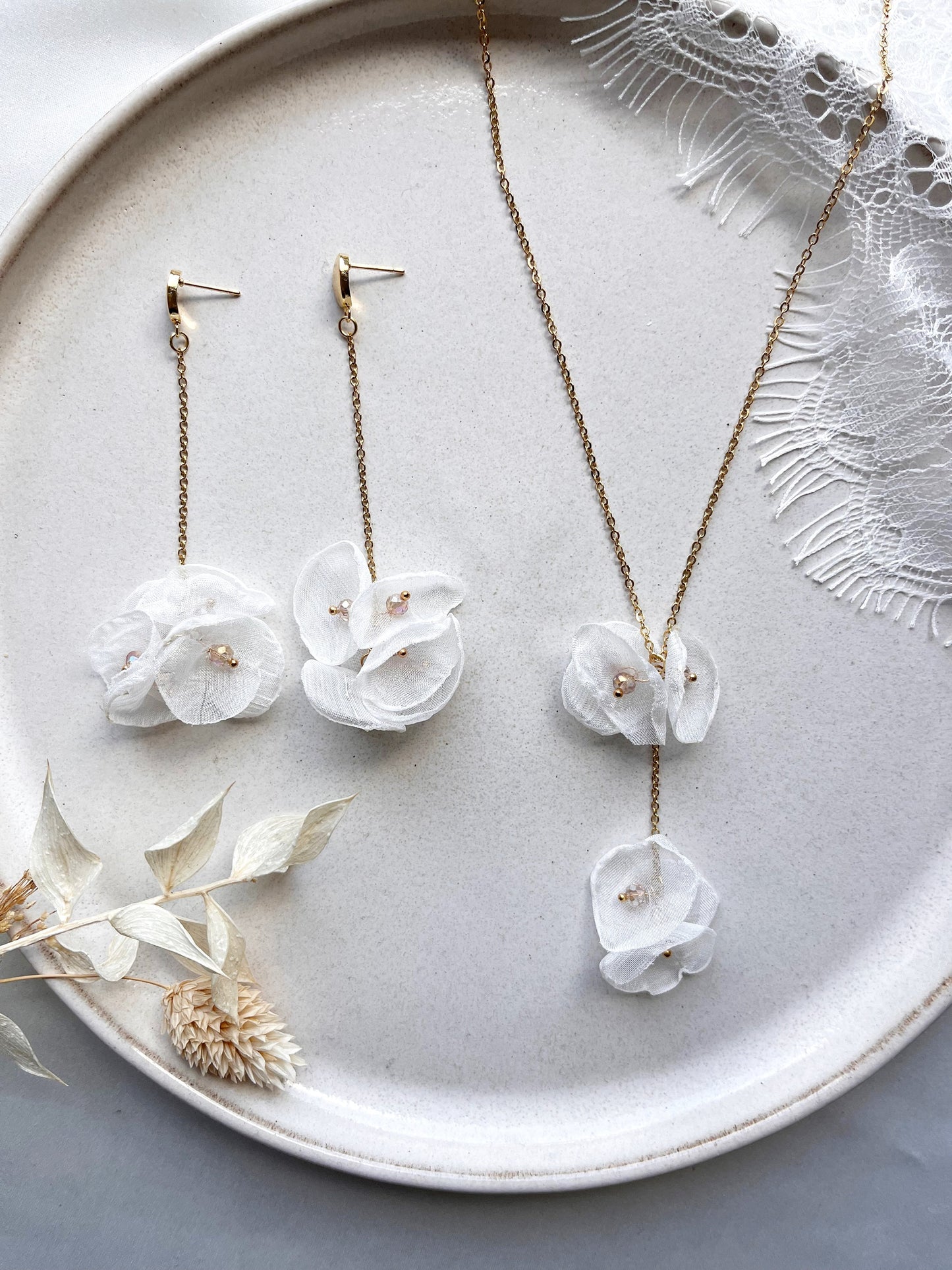 Brautkette mit Seidenblüten Y Lariat – Handgefertigte goldene Kette in Y-Form | Edelstahl Schmuck für die moderne Braut