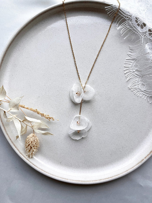 Brautkette mit Seidenblüten Y Lariat – Handgefertigte goldene Kette in Y-Form | Edelstahl Schmuck für die moderne Braut