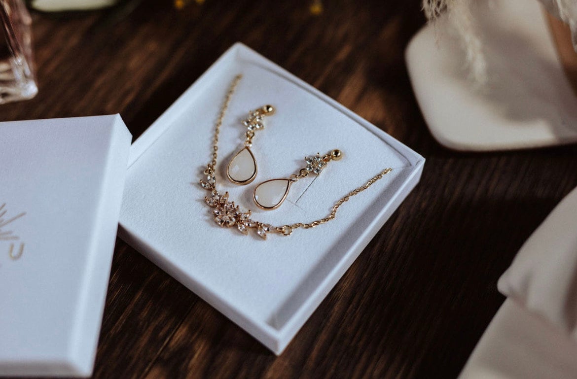 Florale Tropfenohrringe – zarte Edelstahl Ohrringe mit Zirkoniablüte und Glastropfen für Braut & Alltag