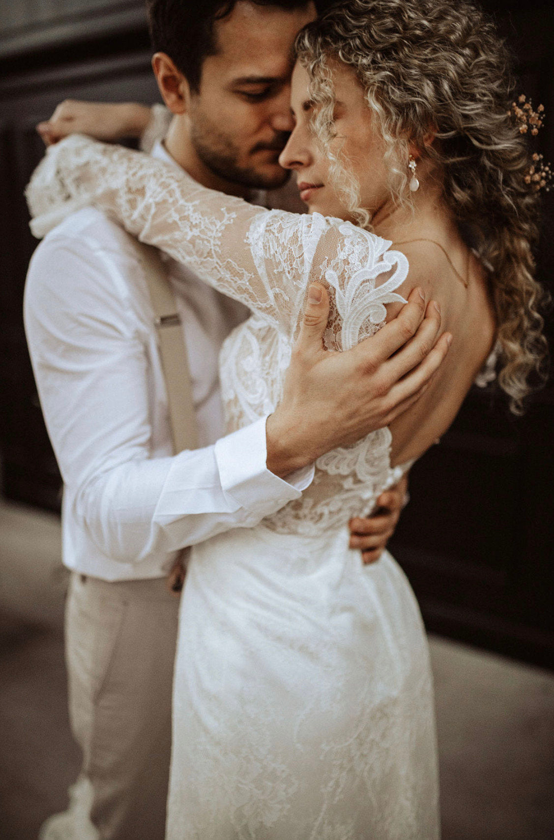 Florale Tropfenohrringe – zarte Edelstahl Ohrringe mit Zirkoniablüte und Glastropfen für Braut & Alltag