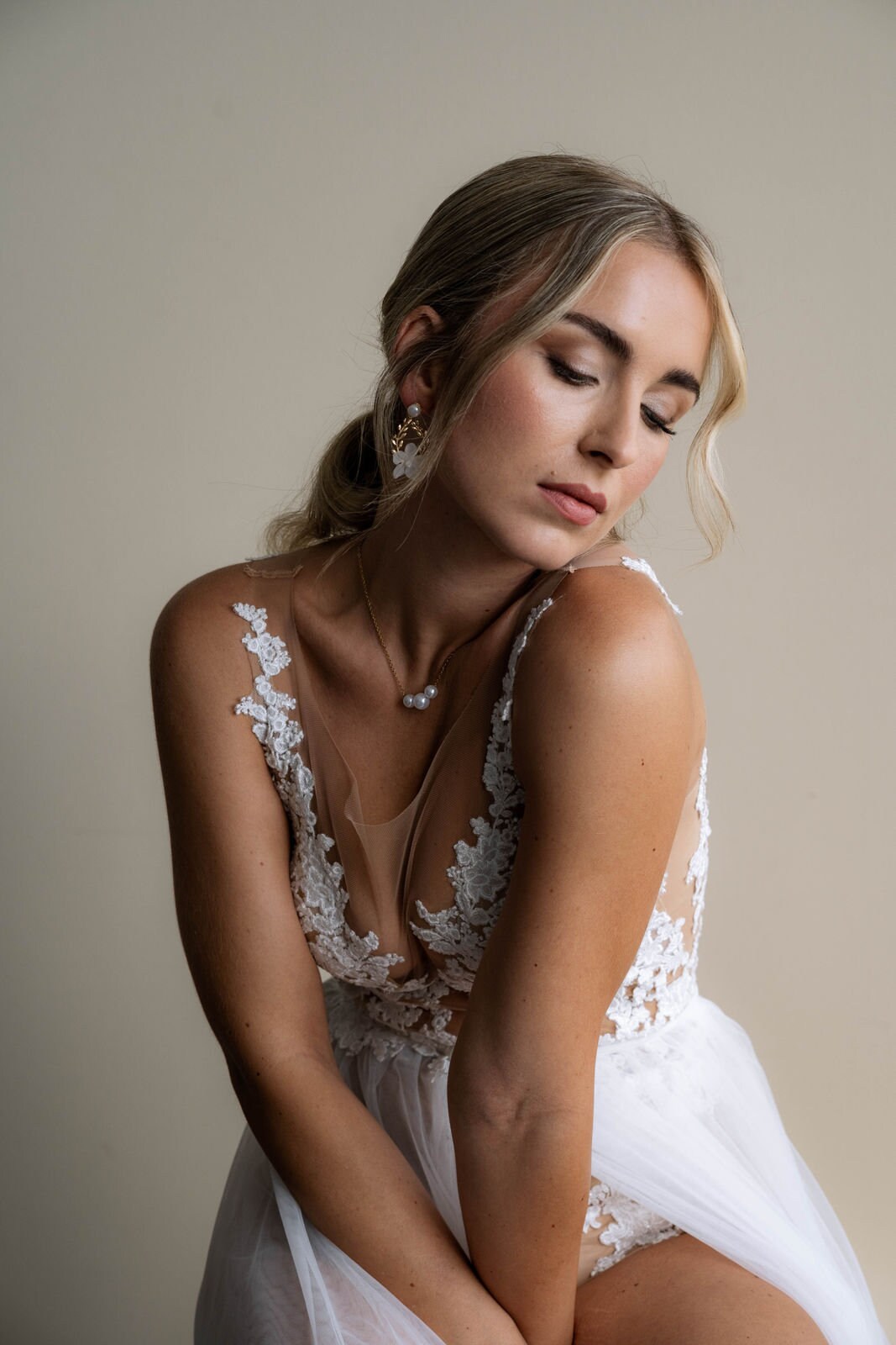 Braut Halskette Perlen – zarte Edelstahlkette mit drei Perlen in Gold, Silber oder Roségold