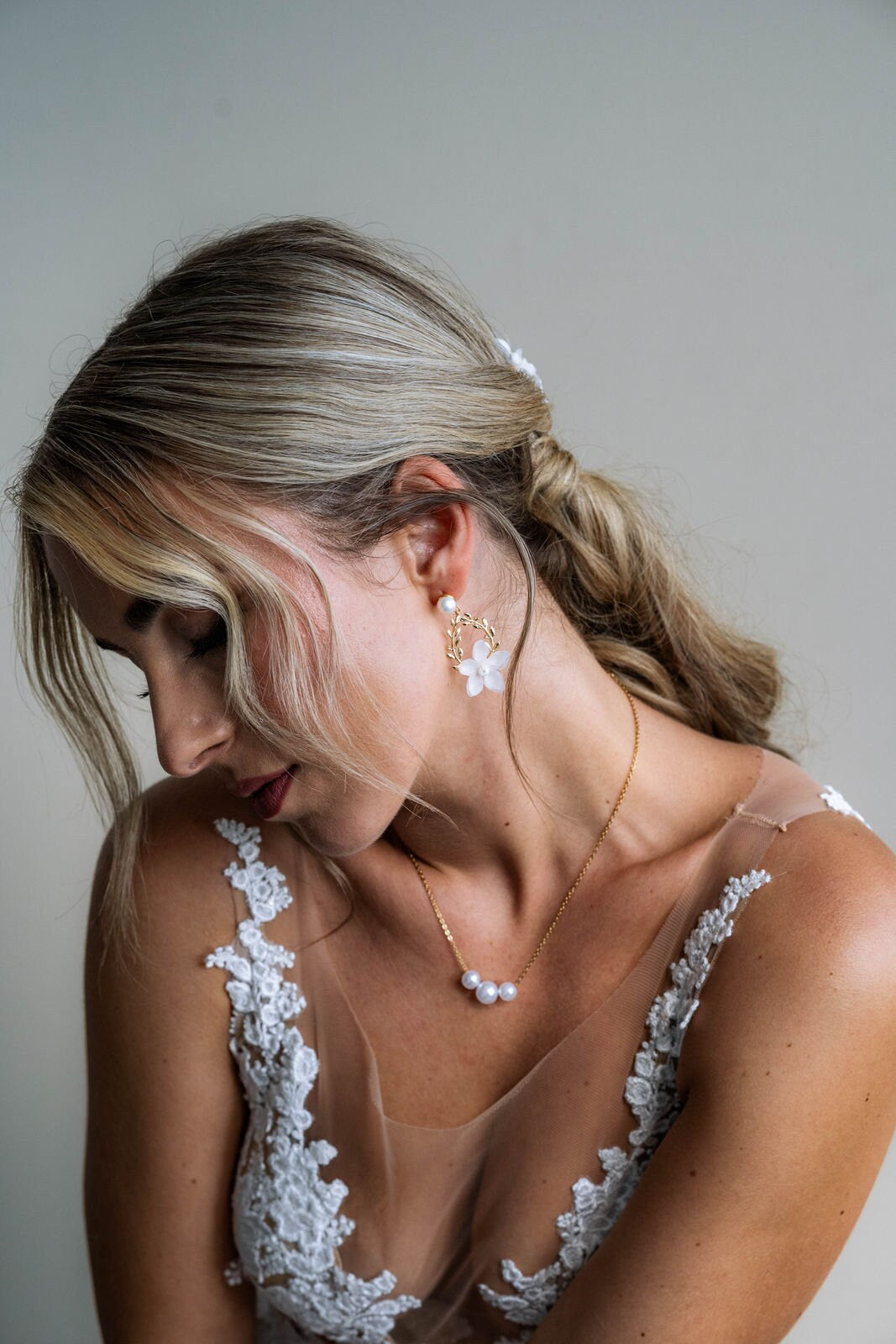 Braut Halskette Perlen – zarte Edelstahlkette mit drei Perlen in Gold, Silber oder Roségold