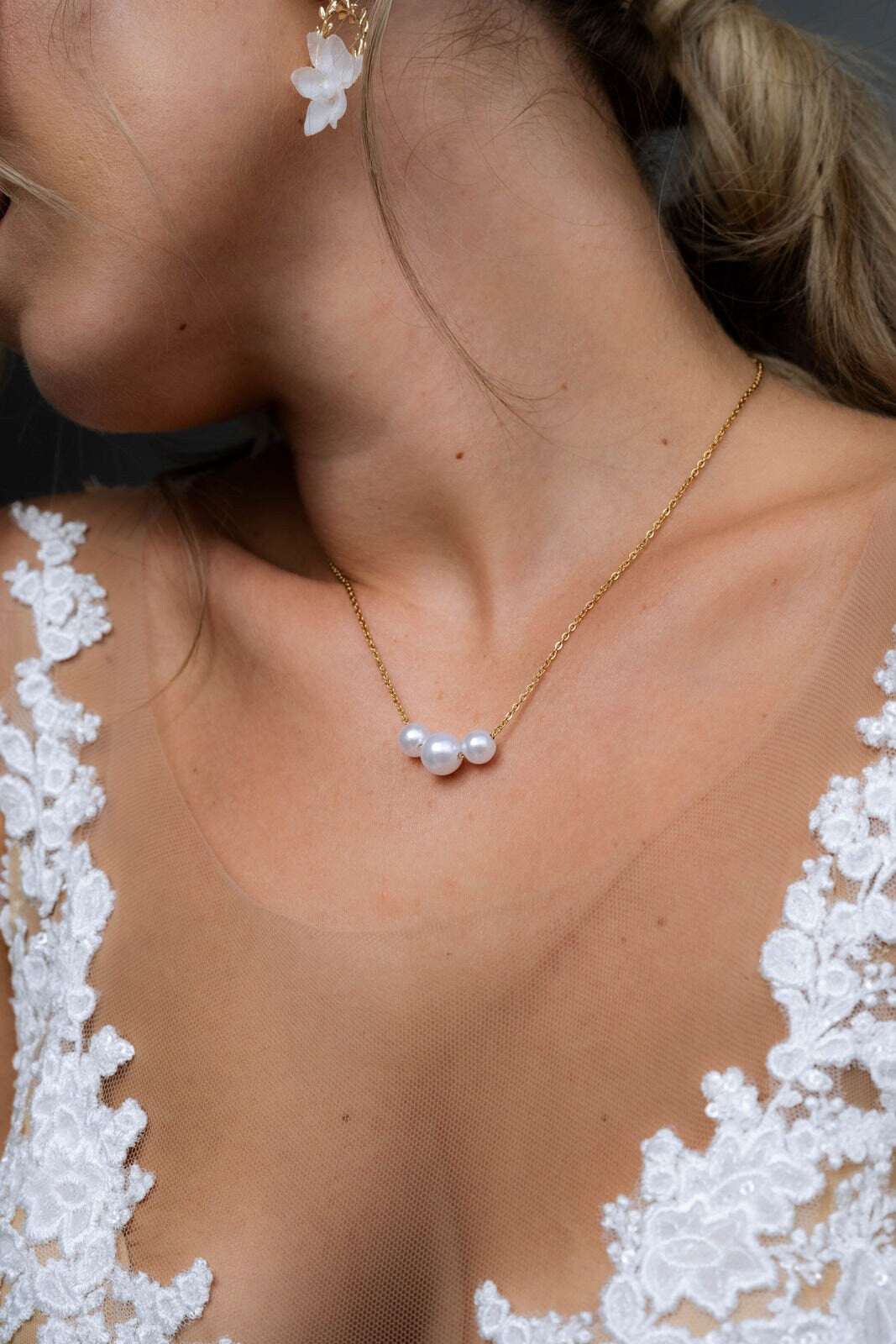Braut Halskette Perlen – zarte Edelstahlkette mit drei Perlen in Gold, Silber oder Roségold
