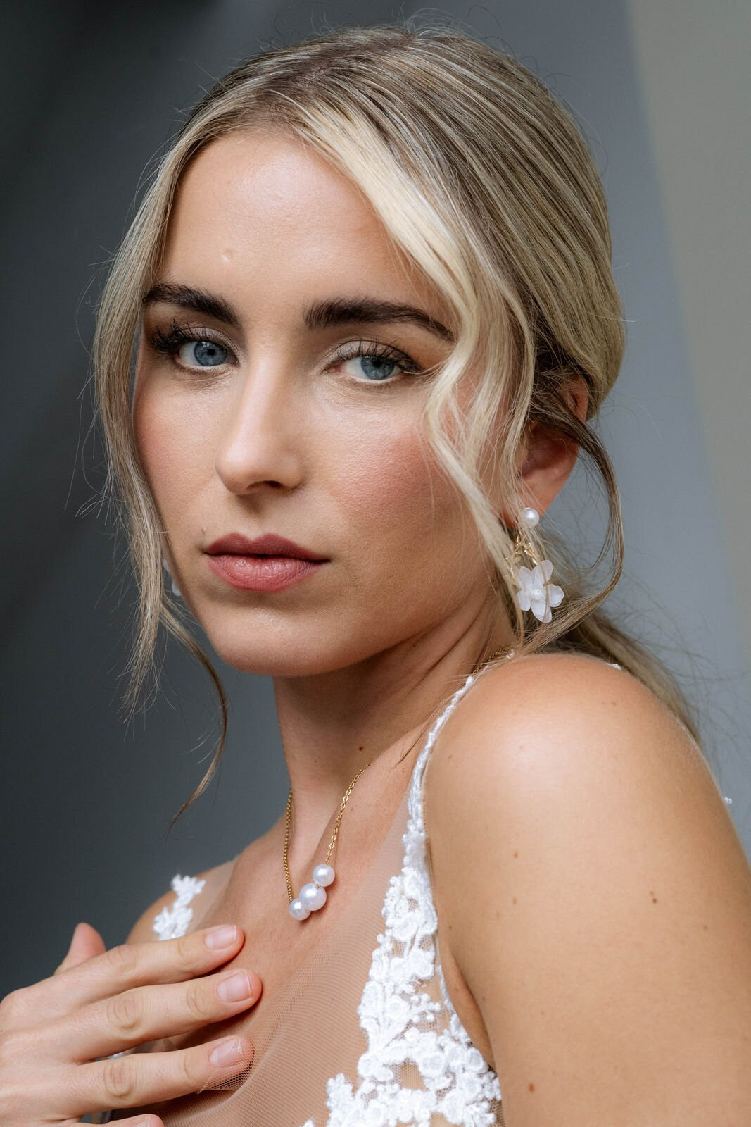 Braut Halskette Perlen – zarte Edelstahlkette mit drei Perlen in Gold, Silber oder Roségold