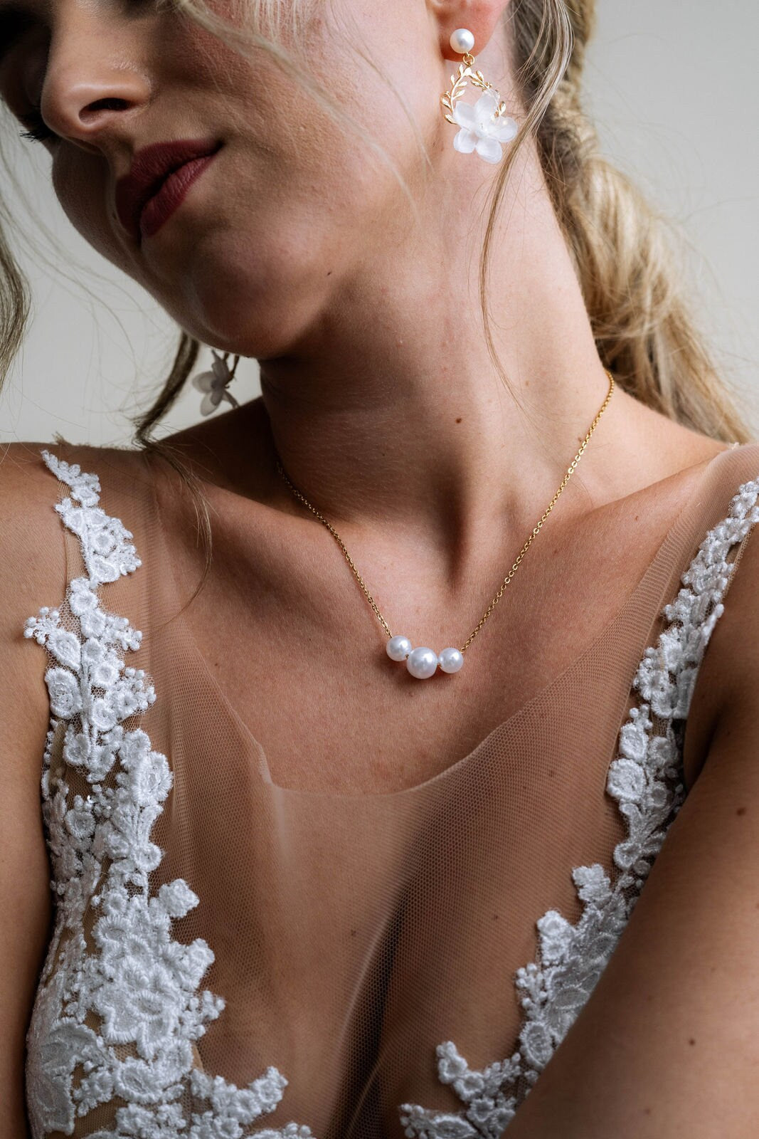 Braut Halskette Perlen – zarte Edelstahlkette mit drei Perlen in Gold, Silber oder Roségold