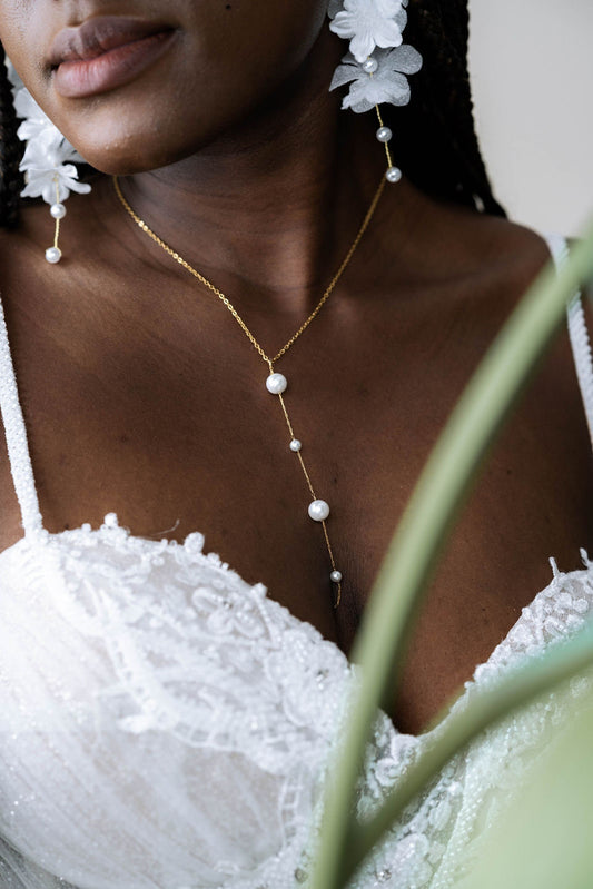 Y-Brautkette mit Perlen – Vergoldete Edelstahlkette zur Hochzeit | Zarter Brautschmuck für ein betontes Dekolleté