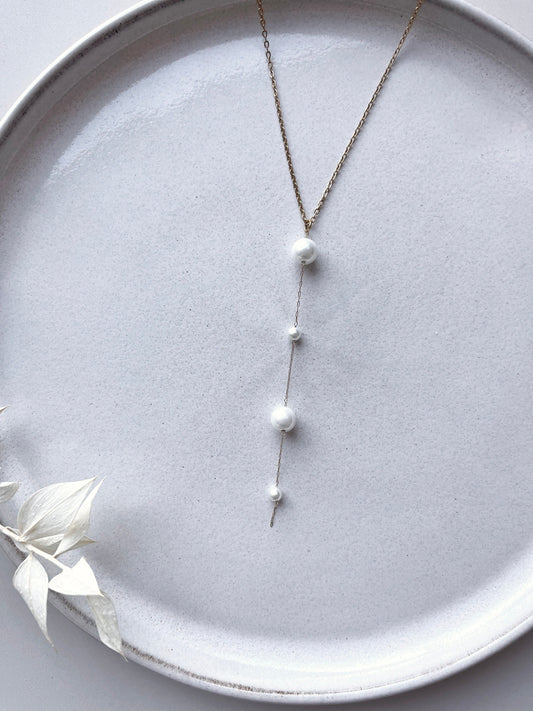Y-Brautkette mit Perlen – Vergoldete Edelstahlkette zur Hochzeit | Zarter Brautschmuck für ein betontes Dekolleté