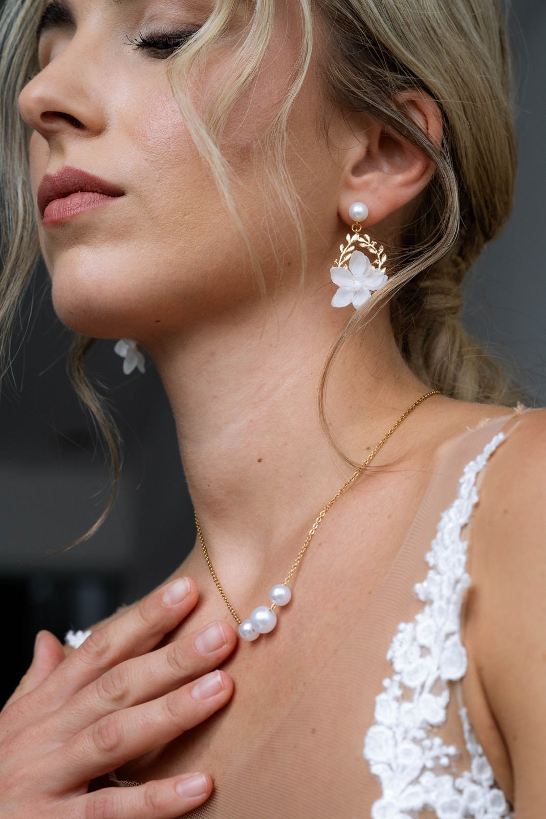 Blumige Brautohrringe mit Perlenohrstecker - Brautschmuck aus Seidenblüten, floraler Schmuck zur Hochzeit