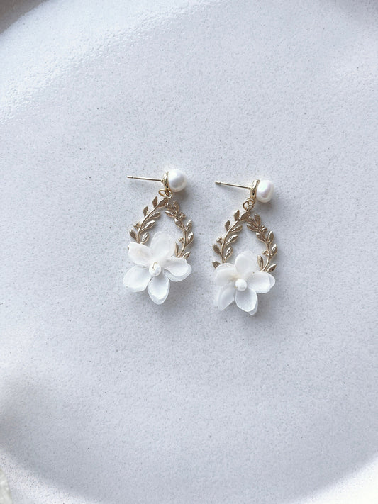 Blumige Brautohrringe mit Perlenohrstecker - Brautschmuck aus Seidenblüten, floraler Schmuck zur Hochzeit