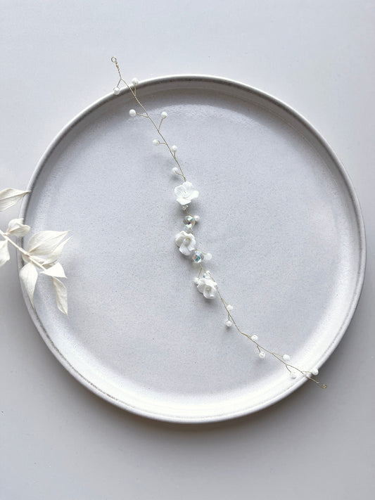 Braut Haardraht mit Blüten & Perlen – Floraler Haarschmuck mit Keramikblüten für die Hochzeit | In Gold, Silber & Rosé erhältlich