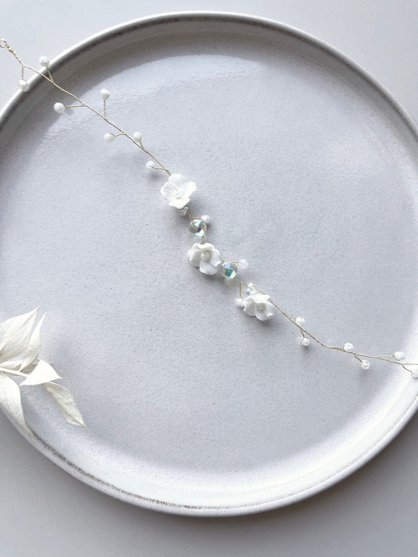 Braut Haardraht mit Blüten & Perlen – Floraler Haarschmuck mit Keramikblüten für die Hochzeit | In Gold, Silber & Rosé erhältlich