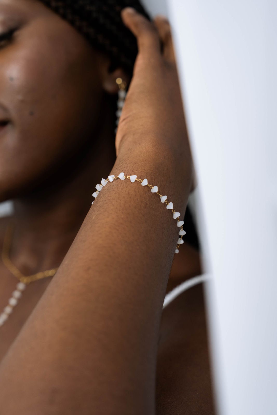 Braut Schmuckset Gold mit kleinen Glasperlen – Handgefertigtes Schmuckset aus Edelstahl | Filigraner Brautschmuck für verspielte Hochzeitslooks