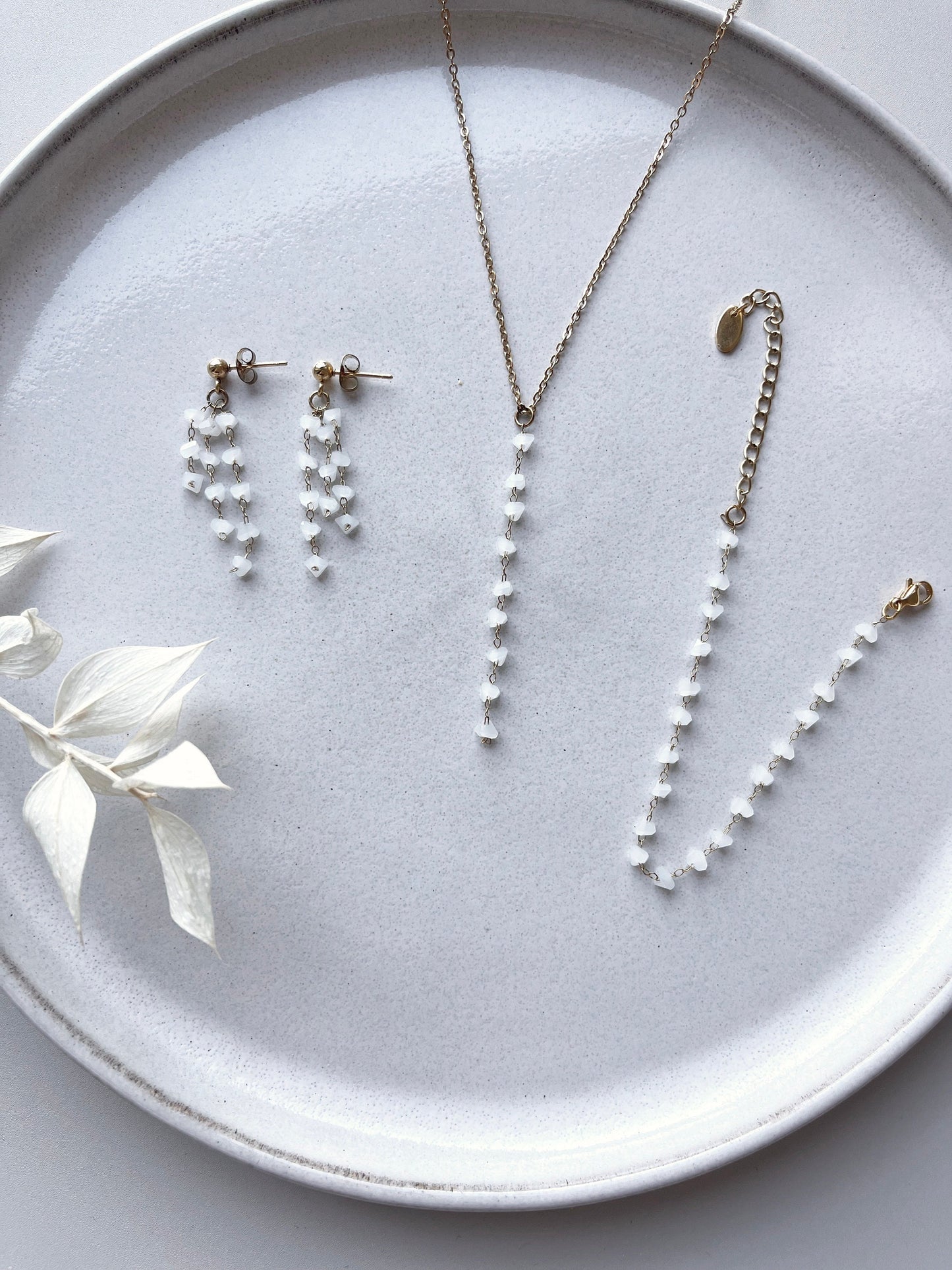 Braut Schmuckset Gold mit kleinen Glasperlen – Handgefertigtes Schmuckset aus Edelstahl | Filigraner Brautschmuck für verspielte Hochzeitslooks