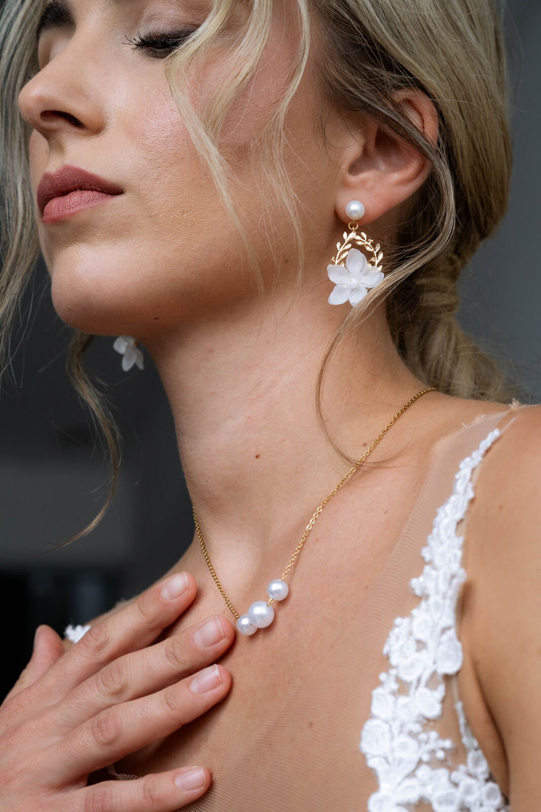 Braut Halskette Perlen – zarte Edelstahlkette mit drei Perlen in Gold, Silber oder Roségold