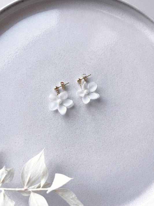 Elegante Braut Ohrstecker mit weißen Seidenblüten & Glasperlen – Floraler Hochzeitsschmuck mit 18k vergoldeten Steckern