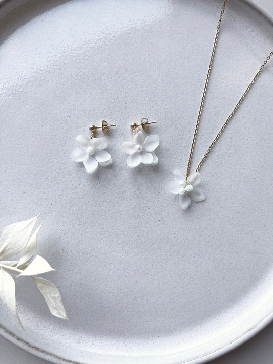 Schmuckset für die Braut – Handgefertigtes Set mit Seidenblüten & Glasperlen | Edelstahl in Gold, Silber oder Roségold