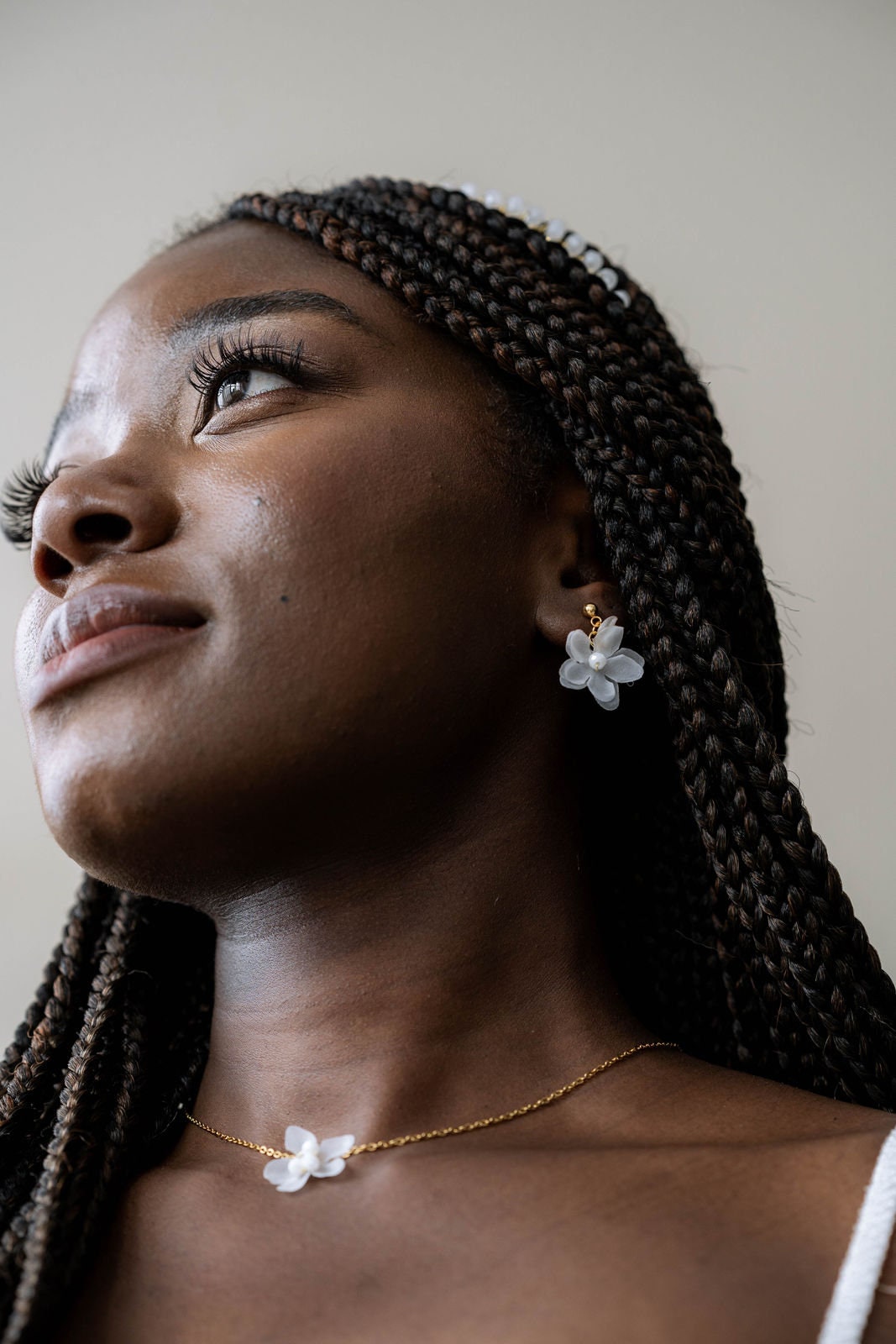 Schmuckset für die Braut – Handgefertigtes Set mit Seidenblüten & Glasperlen | Edelstahl in Gold, Silber oder Roségold