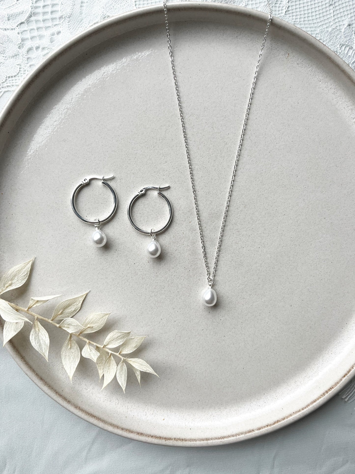 Braut Perlen Schmuckset – Edelstahl Creolen & Kette mit abnehmbaren Perlenanhängern | In Gold oder Silber, handgefertigt