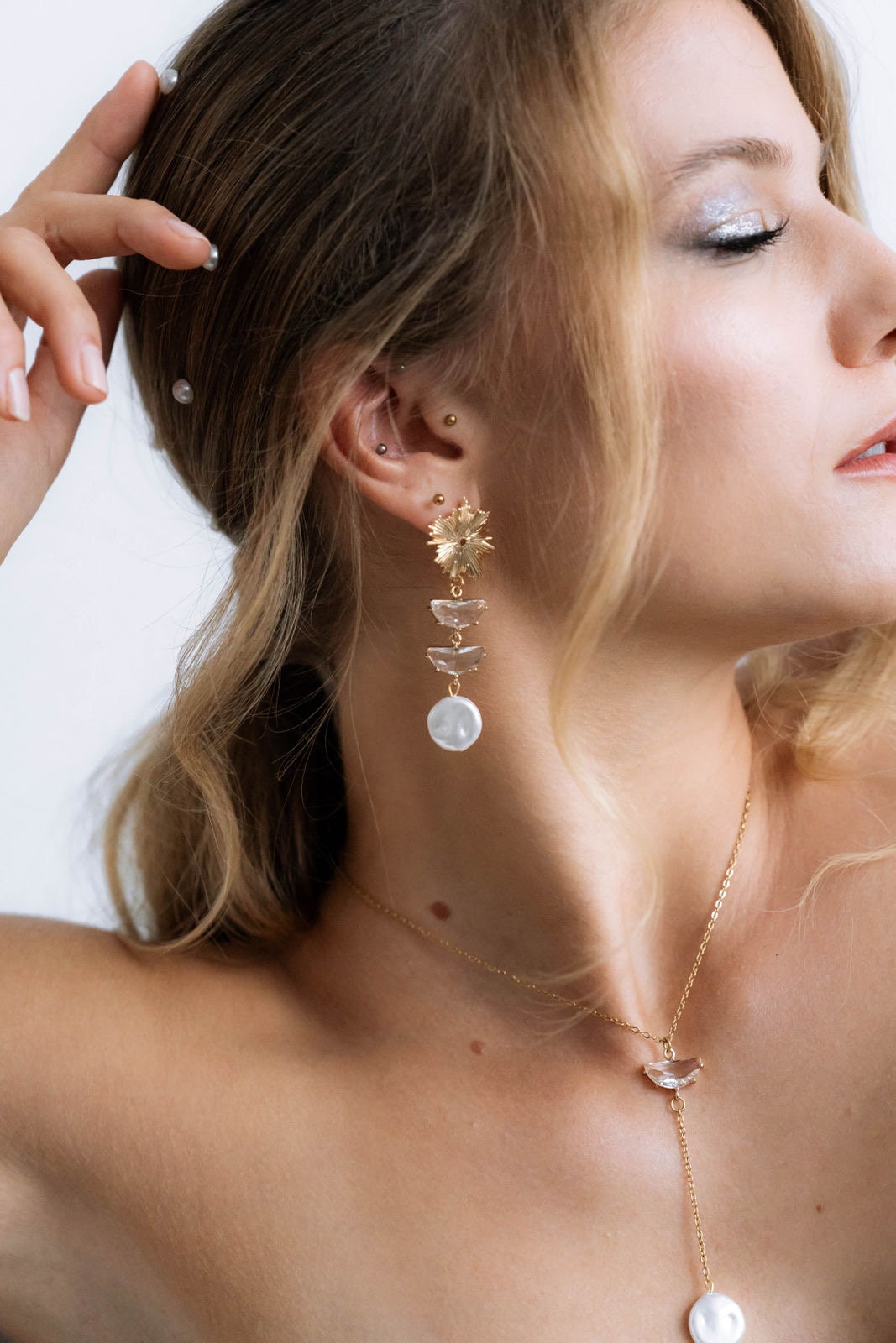 Brautohrringe Statement Gold – Elegante Ohrringe mit Glaselementen & Perlenanhänger | Handgefertigter Brautschmuck aus Edelstahl