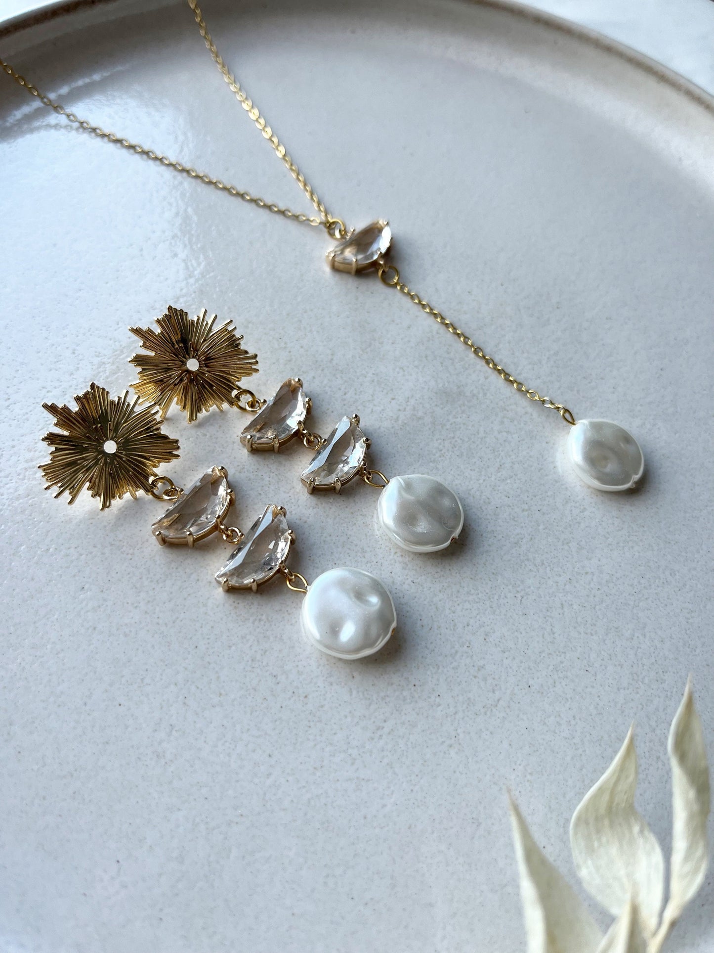 Brautohrringe Statement Gold – Elegante Ohrringe mit Glaselementen & Perlenanhänger | Handgefertigter Brautschmuck aus Edelstahl