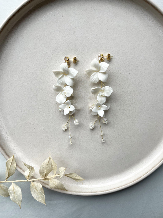 Große blumige Statement Brautohrringe – Weißer Brautschmuck mit Keramikblüten & Perlen | Floraler Hochzeitsschmuck