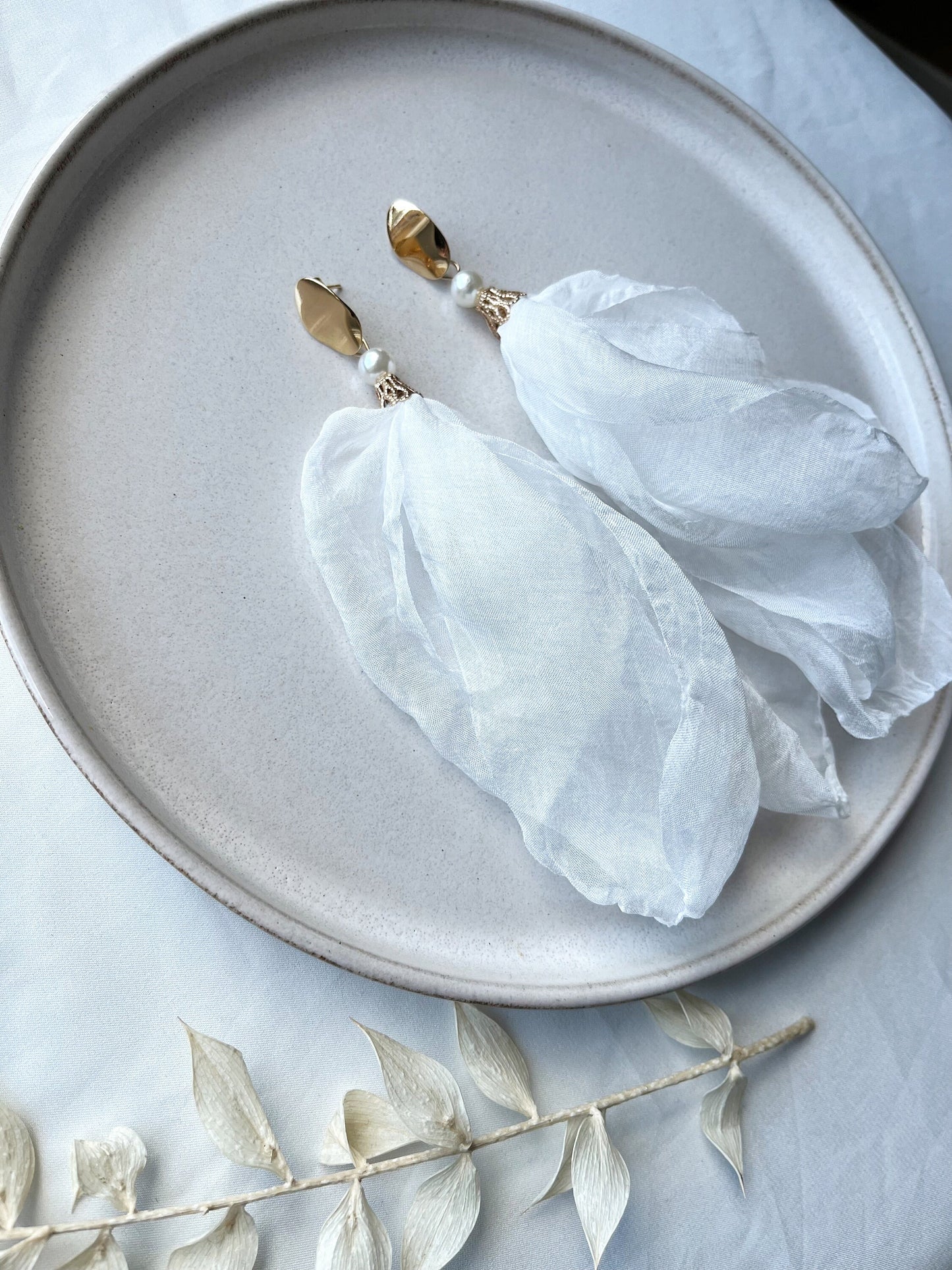 Florale Statement-Brautohrringe – Handgefertigt & auffällig in Weiß mit Perlen | Vergoldeter Stecker