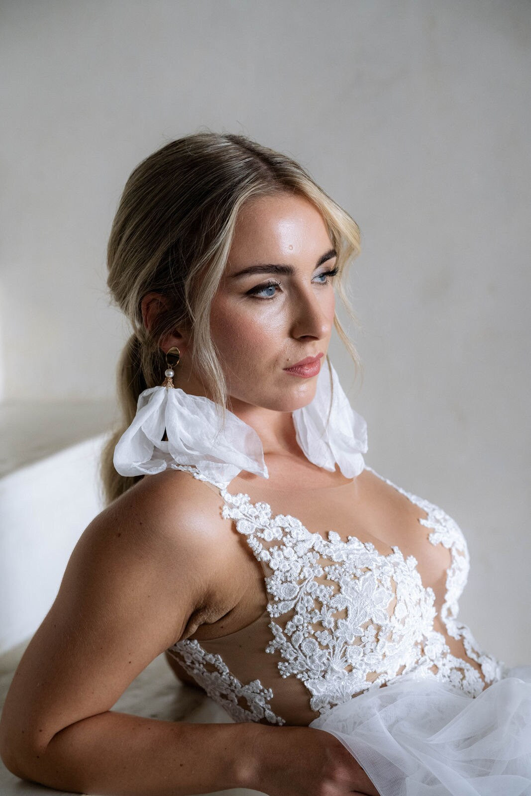 Florale Statement-Brautohrringe – Handgefertigt & auffällig in Weiß mit Perlen | Vergoldeter Stecker