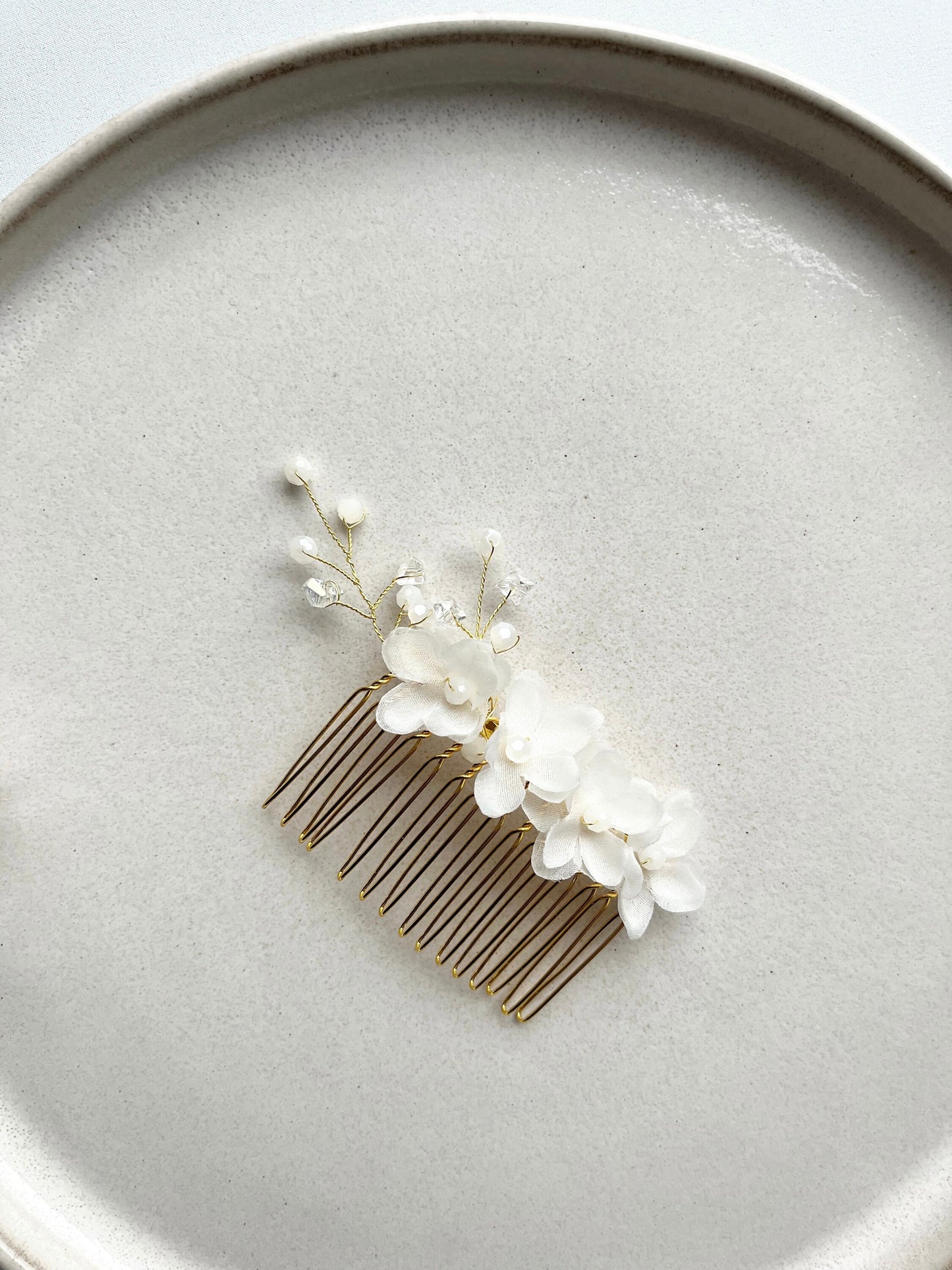 Zarter Brauthaarkamm mit Chiffonblüten & Perlen – Floraler Haarschmuck zur Hochzeit | Metallkamm vergoldet
