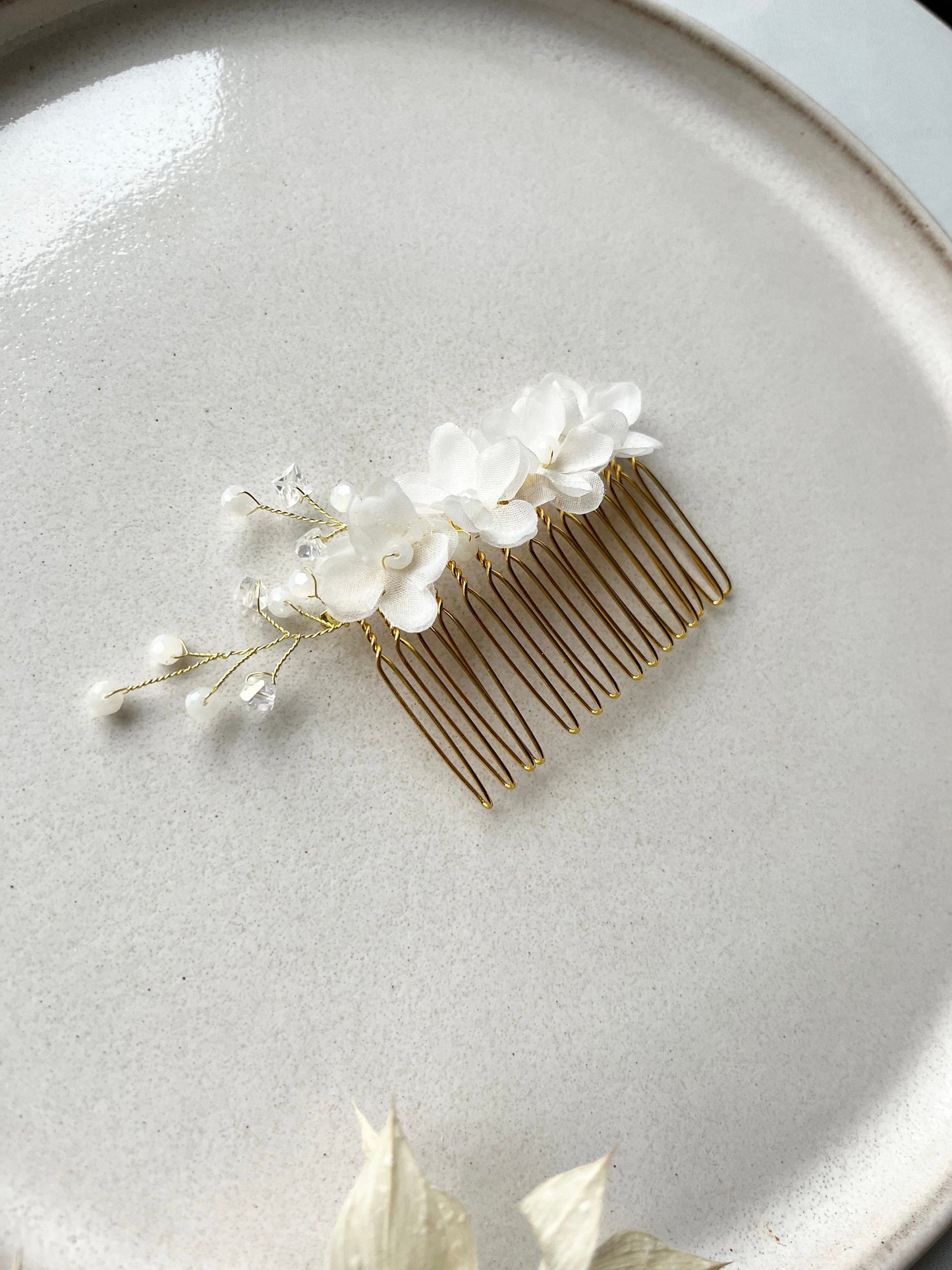 Zarter Brauthaarkamm mit Chiffonblüten & Perlen – Floraler Haarschmuck zur Hochzeit | Metallkamm vergoldet