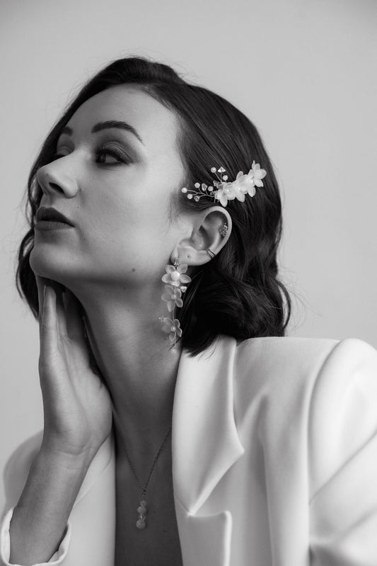 Zarter Brauthaarkamm mit Chiffonblüten & Perlen – Floraler Haarschmuck zur Hochzeit | Metallkamm vergoldet