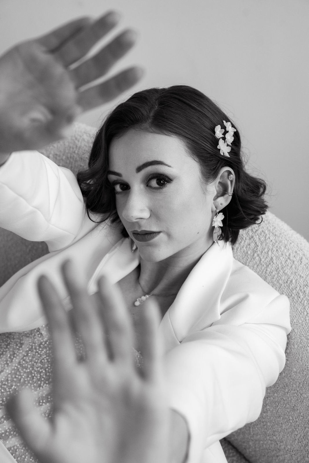 Zarter Brauthaarkamm mit Chiffonblüten & Perlen – Floraler Haarschmuck zur Hochzeit | Metallkamm vergoldet