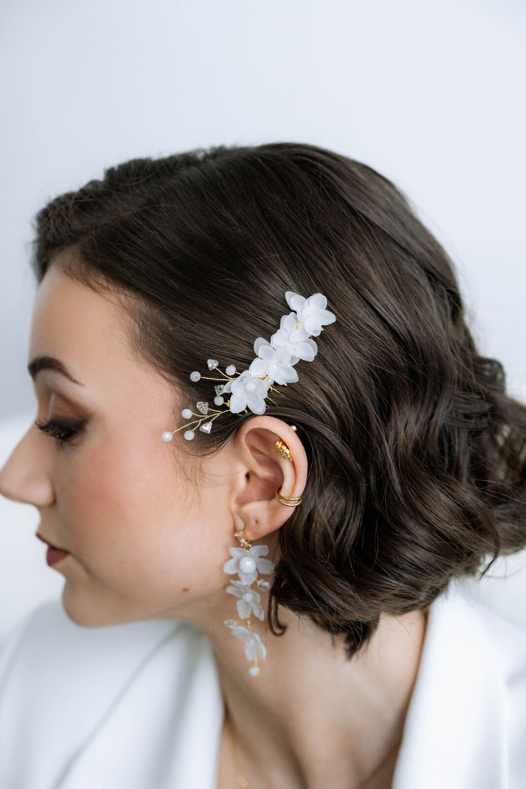 Zarter Brauthaarkamm mit Chiffonblüten & Perlen – Floraler Haarschmuck zur Hochzeit | Metallkamm vergoldet