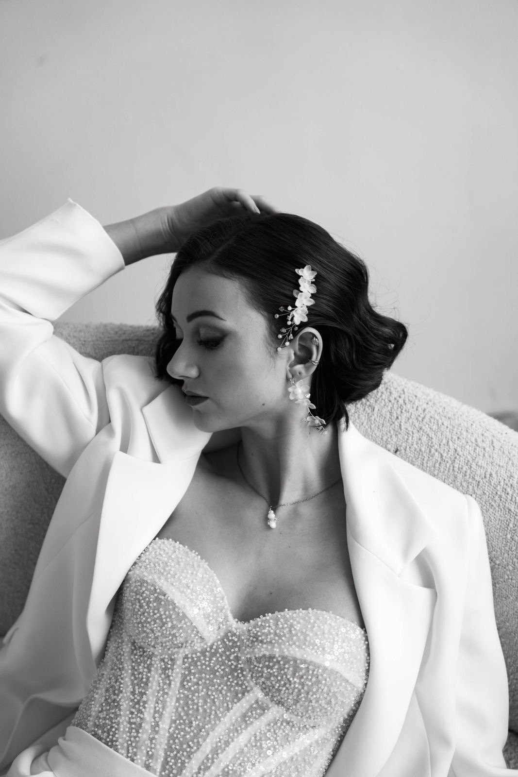 Zarter Brauthaarkamm mit Chiffonblüten & Perlen – Floraler Haarschmuck zur Hochzeit | Metallkamm vergoldet
