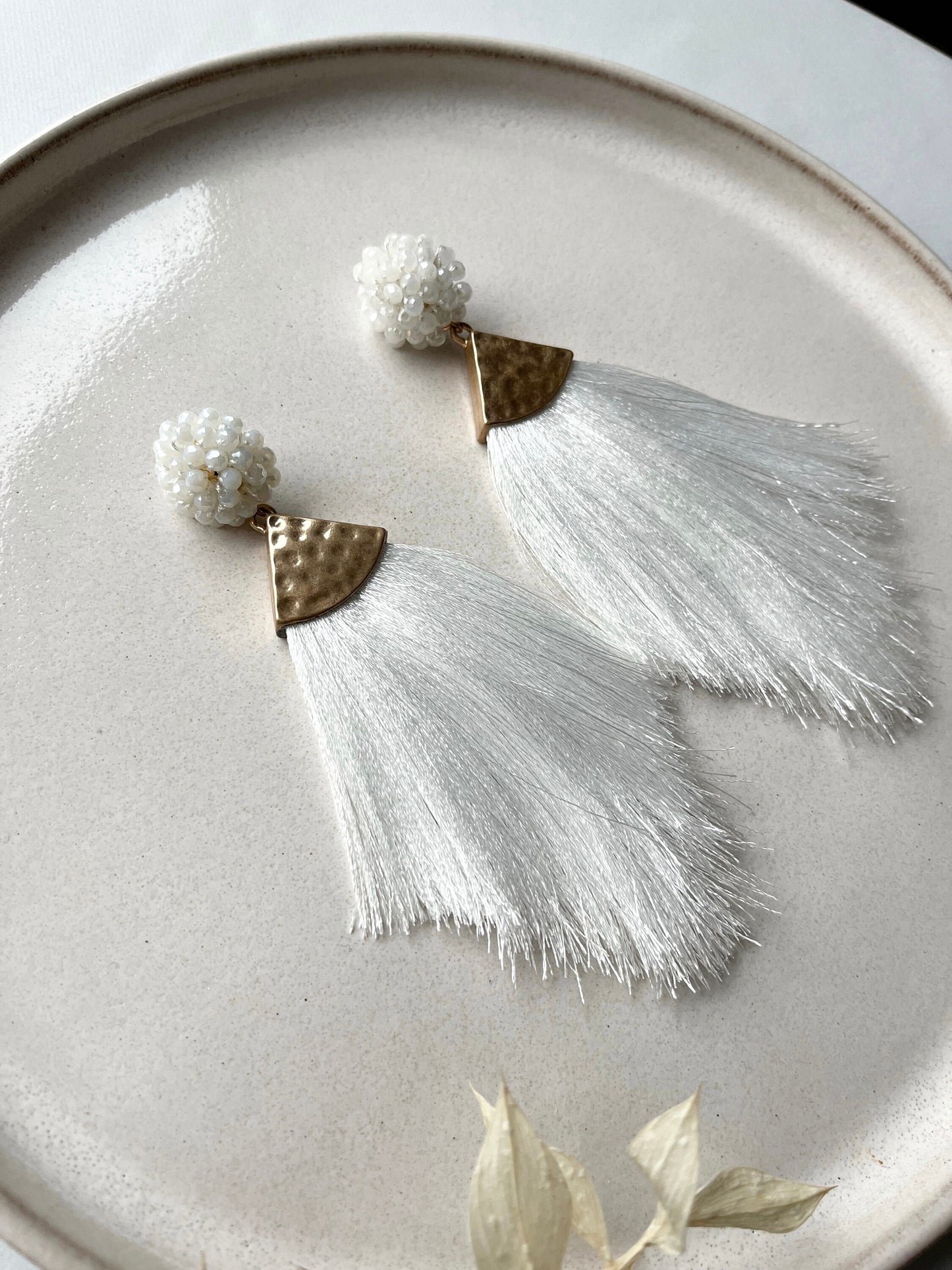 Brautohrringe Statement Gold – Handgefertigte Ohrringe mit Glasperlen & Baumwollfäden | Moderner Statement Brautschmuck