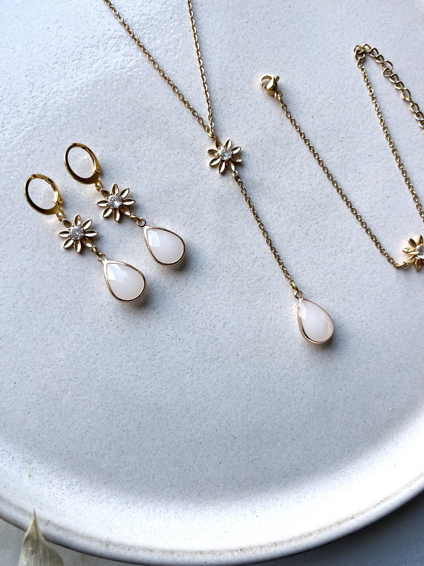 Braut Schmuckset Gold mit Blüten und Tropfen – Handgefertigtes Schmuckset aus Edelstahl mit Zirkoniablüten & Glastropfen | In Gold oder Silber erhältlich