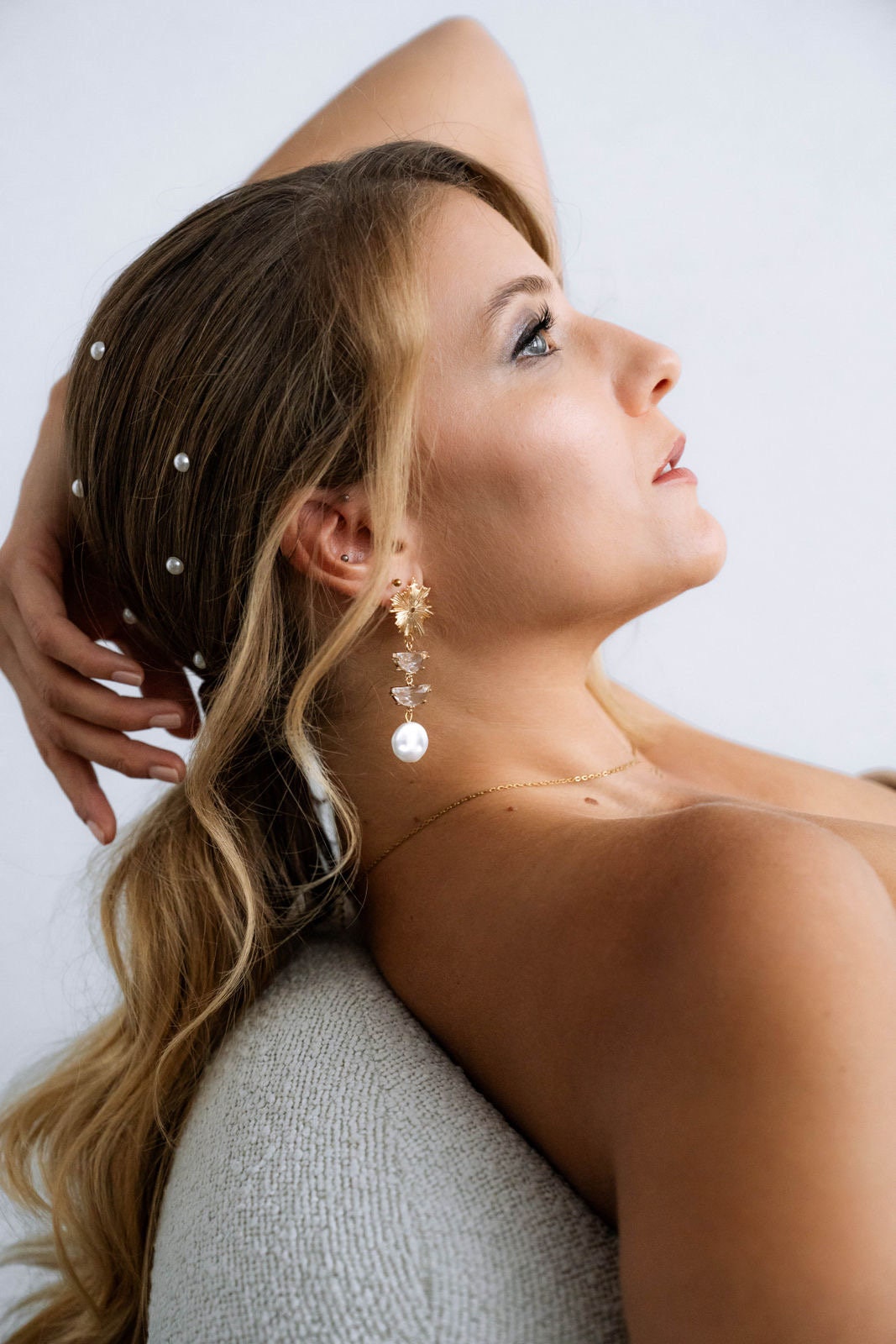 Brautohrringe Statement Gold – Elegante Ohrringe mit Glaselementen & Perlenanhänger | Handgefertigter Brautschmuck aus Edelstahl