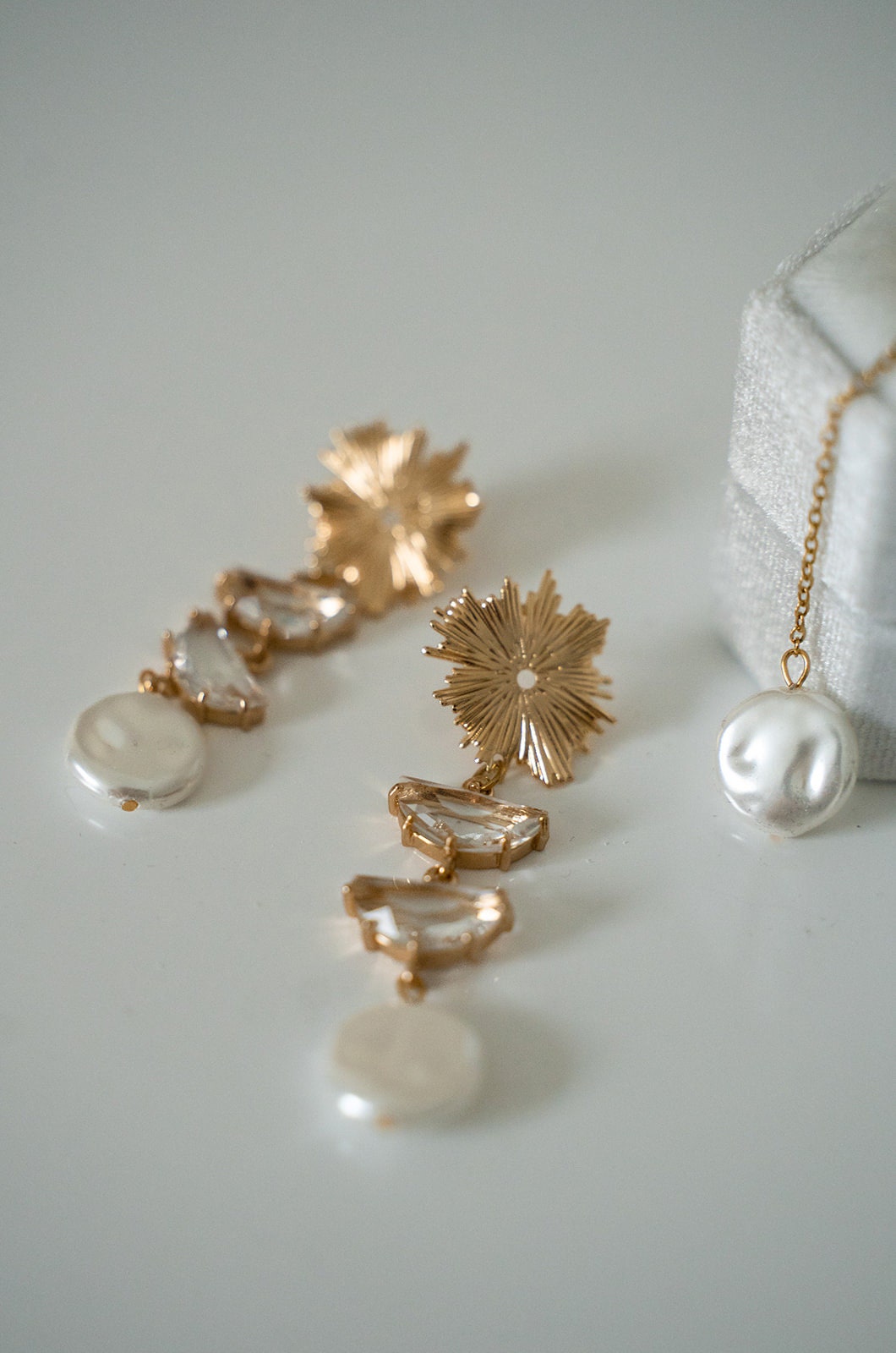 Brautohrringe Statement Gold – Elegante Ohrringe mit Glaselementen & Perlenanhänger | Handgefertigter Brautschmuck aus Edelstahl