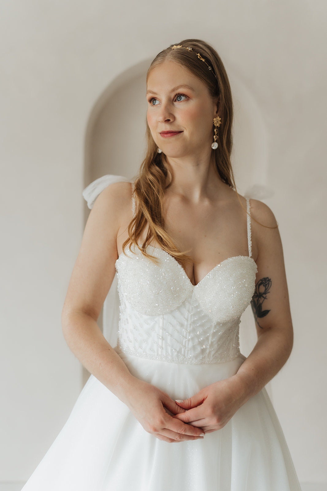 Brautohrringe Statement Gold – Elegante Ohrringe mit Glaselementen & Perlenanhänger | Handgefertigter Brautschmuck aus Edelstahl