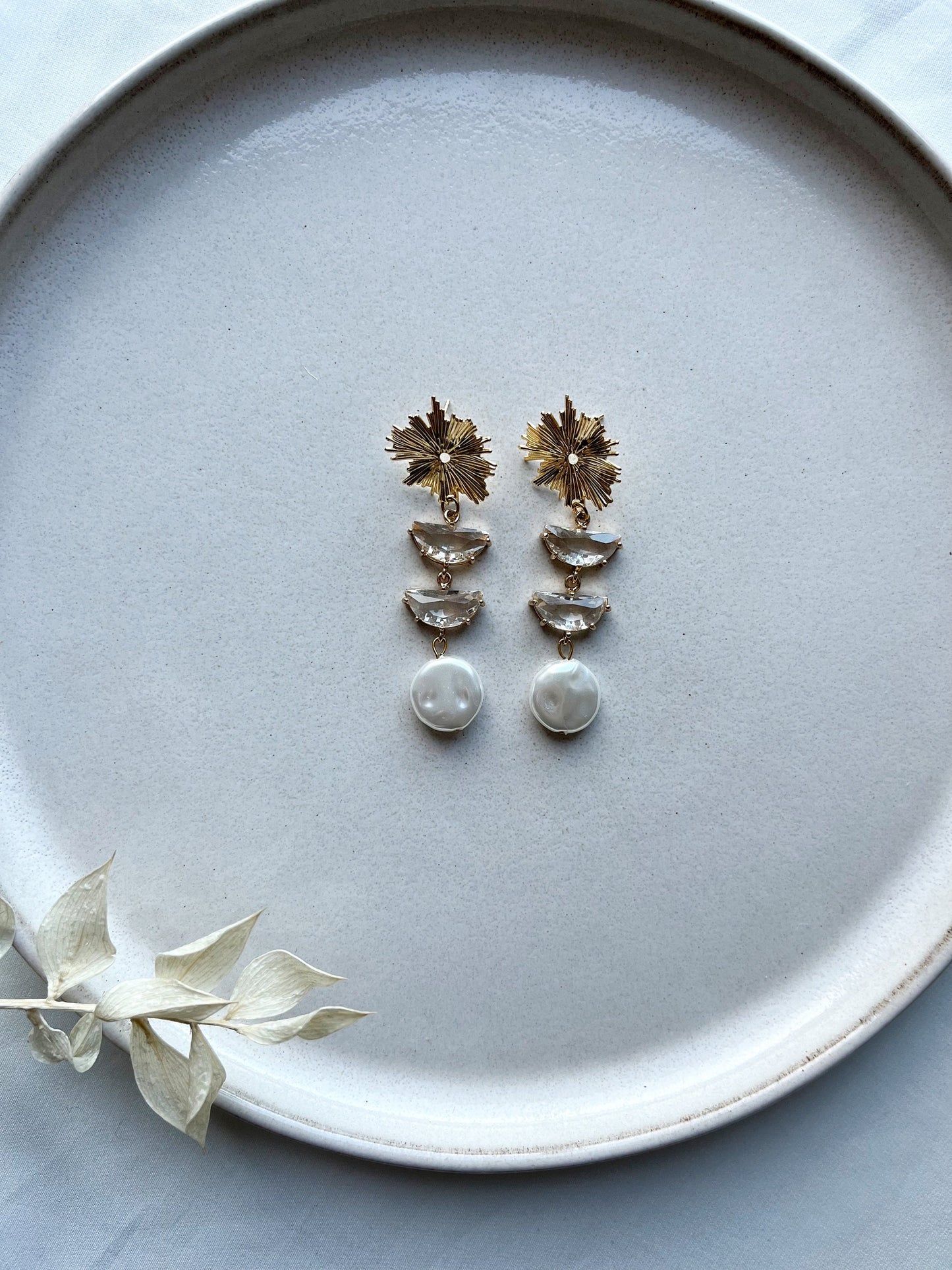 Brautohrringe Statement Gold – Elegante Ohrringe mit Glaselementen & Perlenanhänger | Handgefertigter Brautschmuck aus Edelstahl