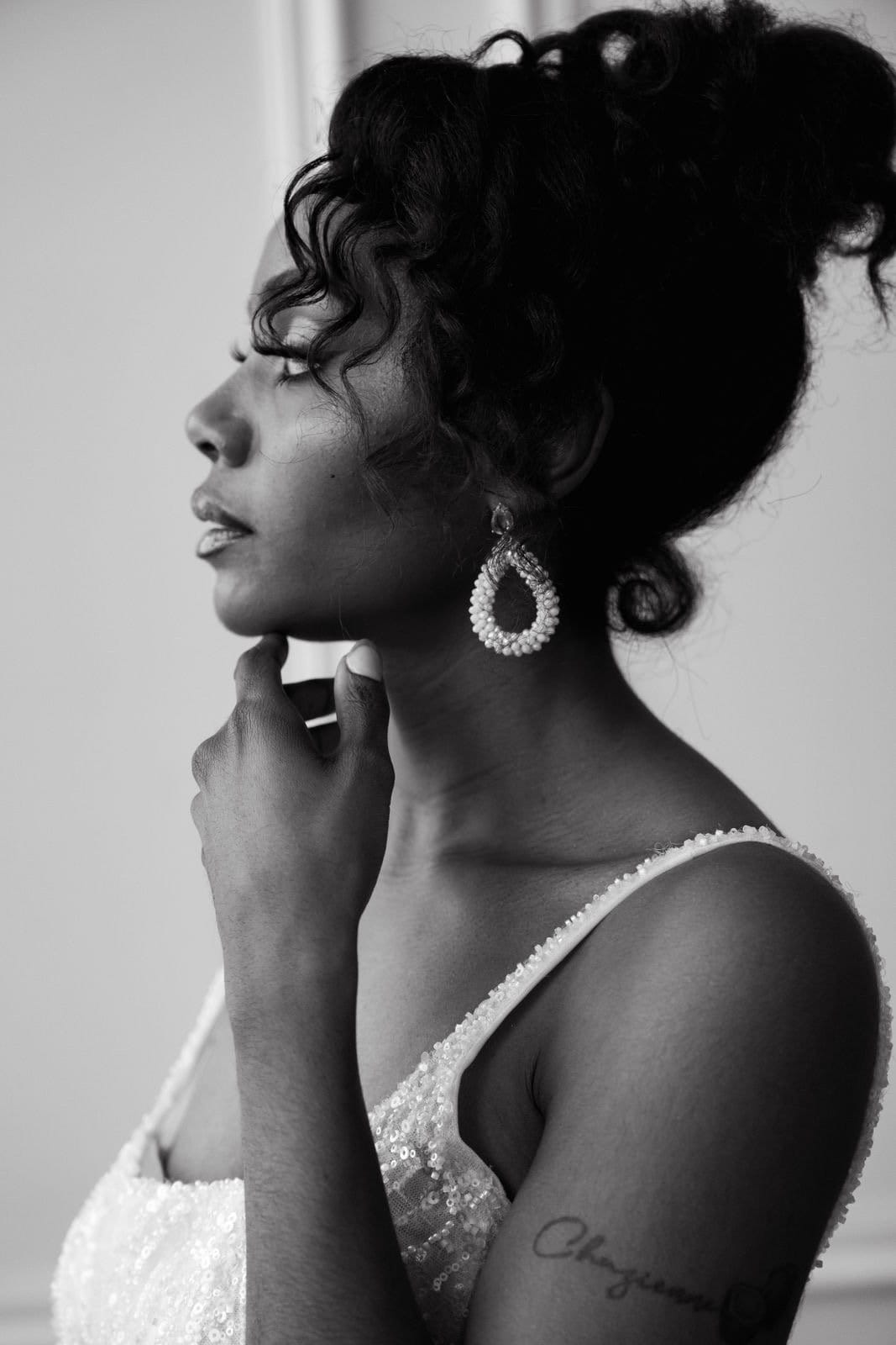 Statementohrringe Braut Silber – Handgefertigte Ohrringe aus Edelstahl mit weißen Glasperlen | Eleganter Brautschmuck