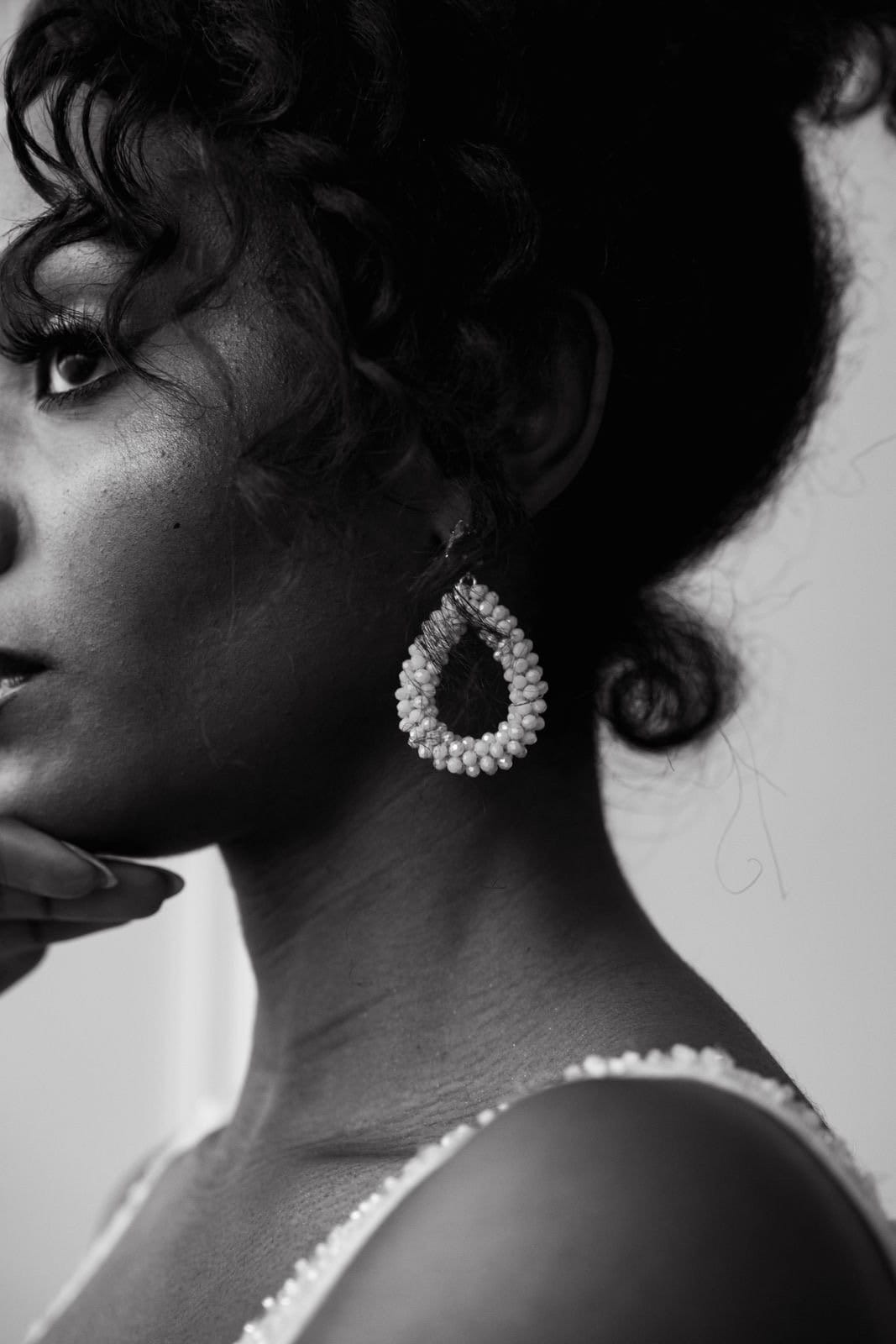 Statementohrringe Braut Silber – Handgefertigte Ohrringe aus Edelstahl mit weißen Glasperlen | Eleganter Brautschmuck