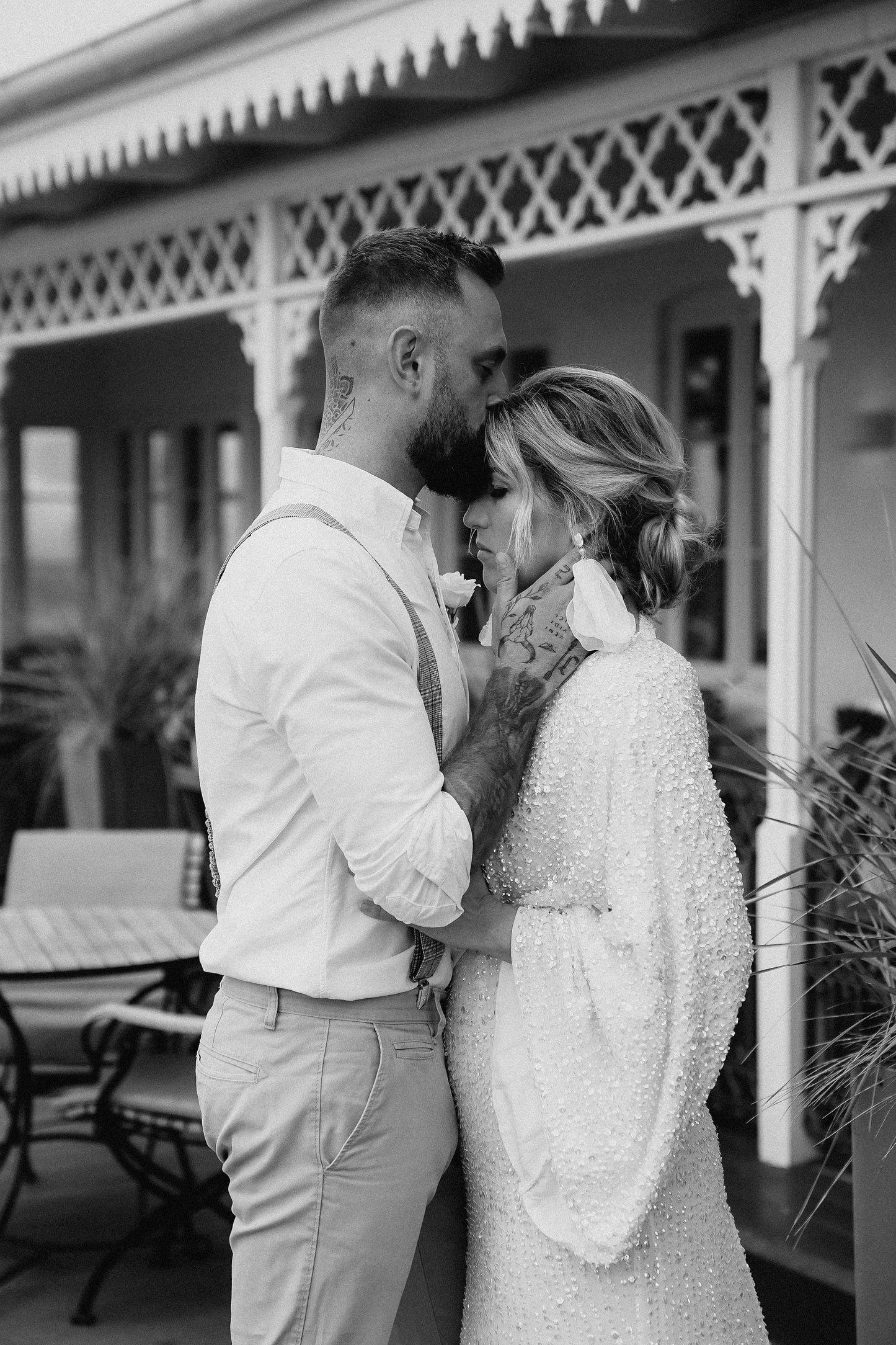 Florale Statement-Brautohrringe – Handgefertigt & auffällig in Weiß mit Perlen | Vergoldeter Stecker