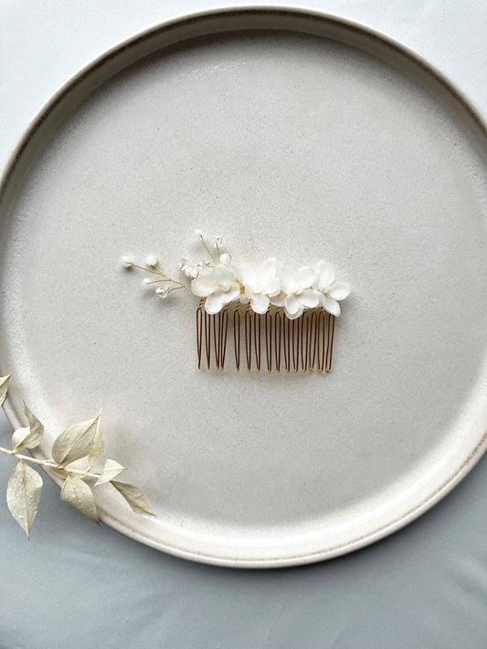 Zarter Brauthaarkamm mit Chiffonblüten & Perlen – Floraler Haarschmuck zur Hochzeit | Metallkamm vergoldet