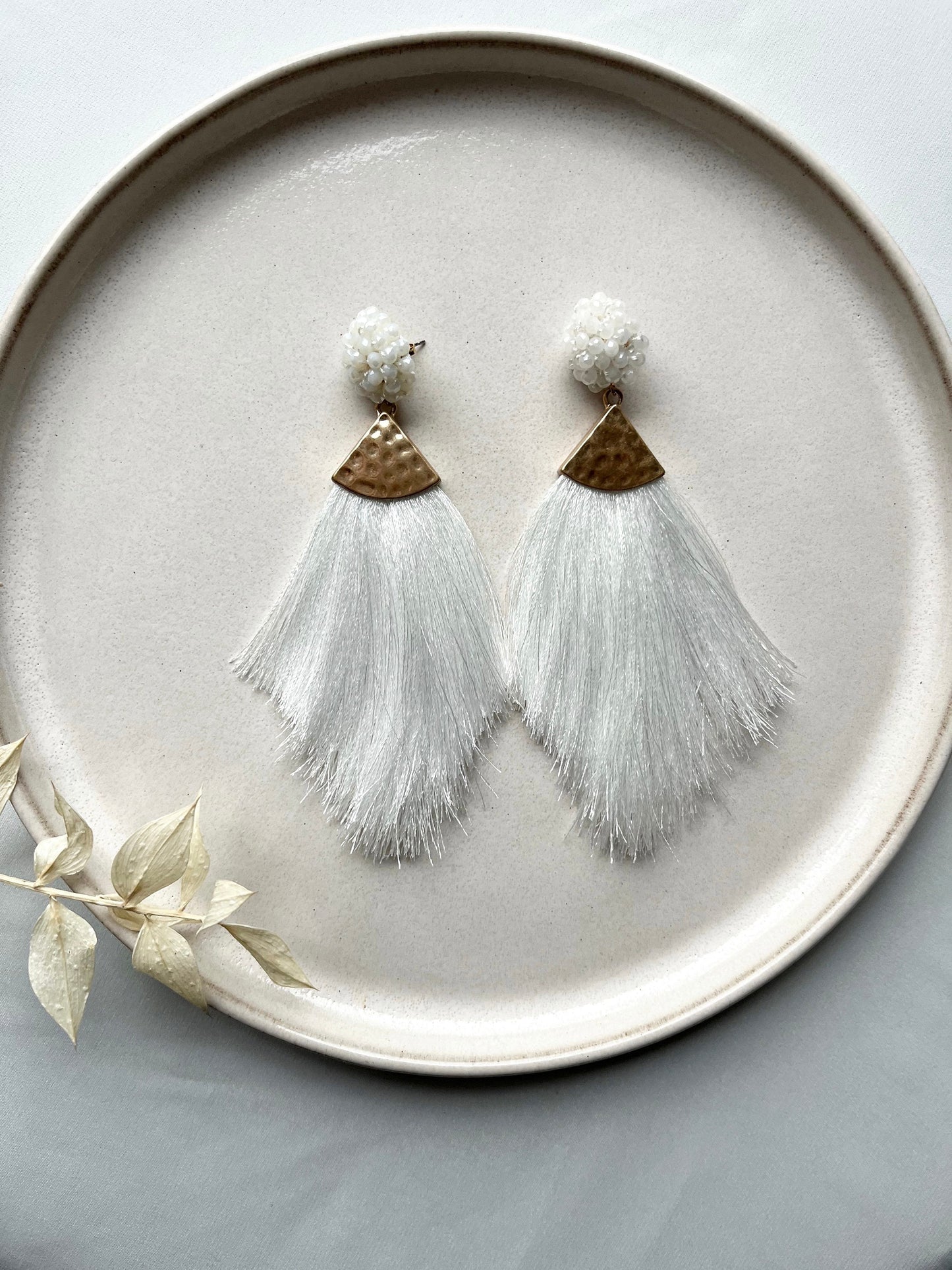 Brautohrringe Statement Gold – Handgefertigte Ohrringe mit Glasperlen & Baumwollfäden | Moderner Statement Brautschmuck