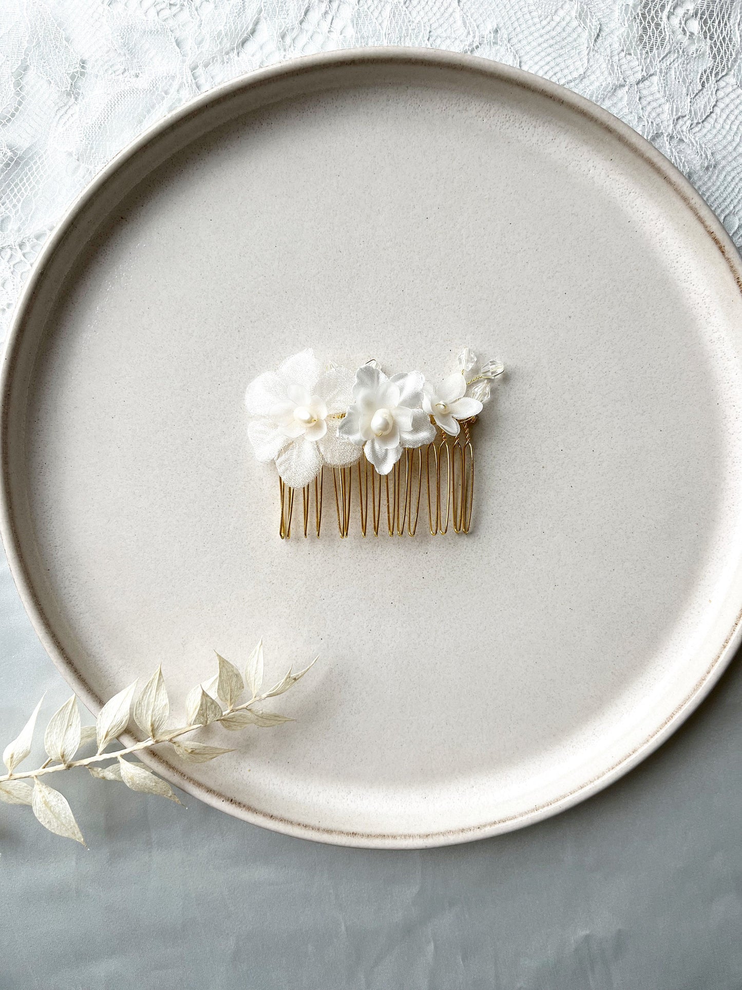 Braut Haarschmuck Kamm floral Blüten – Handgefertigter goldener Haarkamm mit Seidenblüten & Süßwasserperlen | In Gold, Silber oder Roségold
